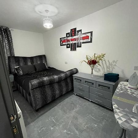 3 Bedroom Whalley Aparthotel Burnley Bagian luar foto
