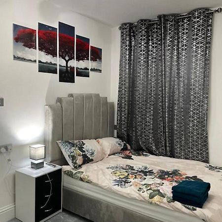 3 Bedroom Whalley Aparthotel Burnley Bagian luar foto
