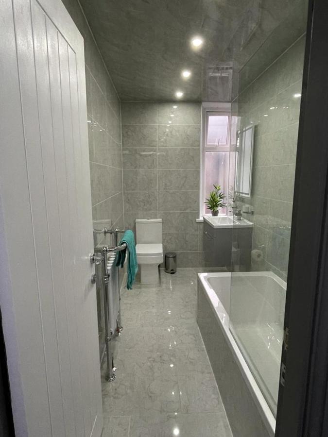 3 Bedroom Whalley Aparthotel Burnley Bagian luar foto