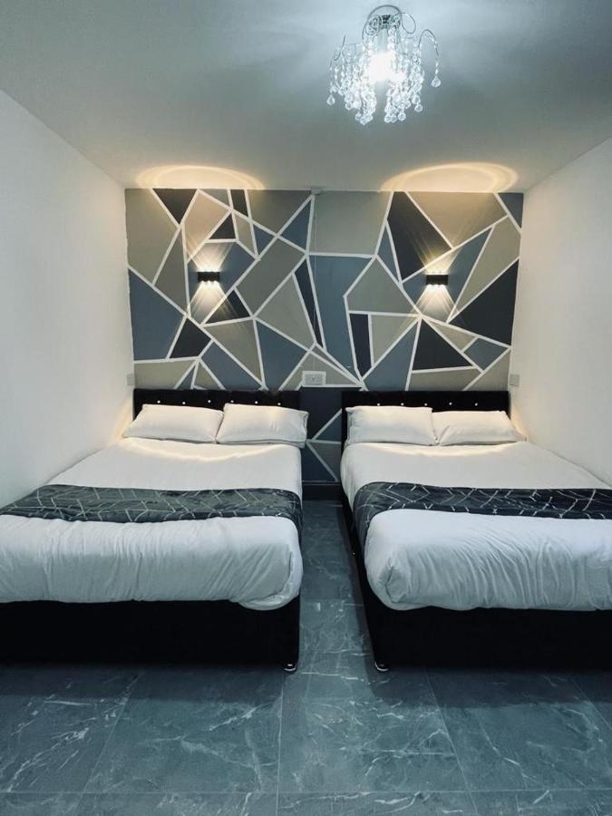 3 Bedroom Whalley Aparthotel Burnley Bagian luar foto
